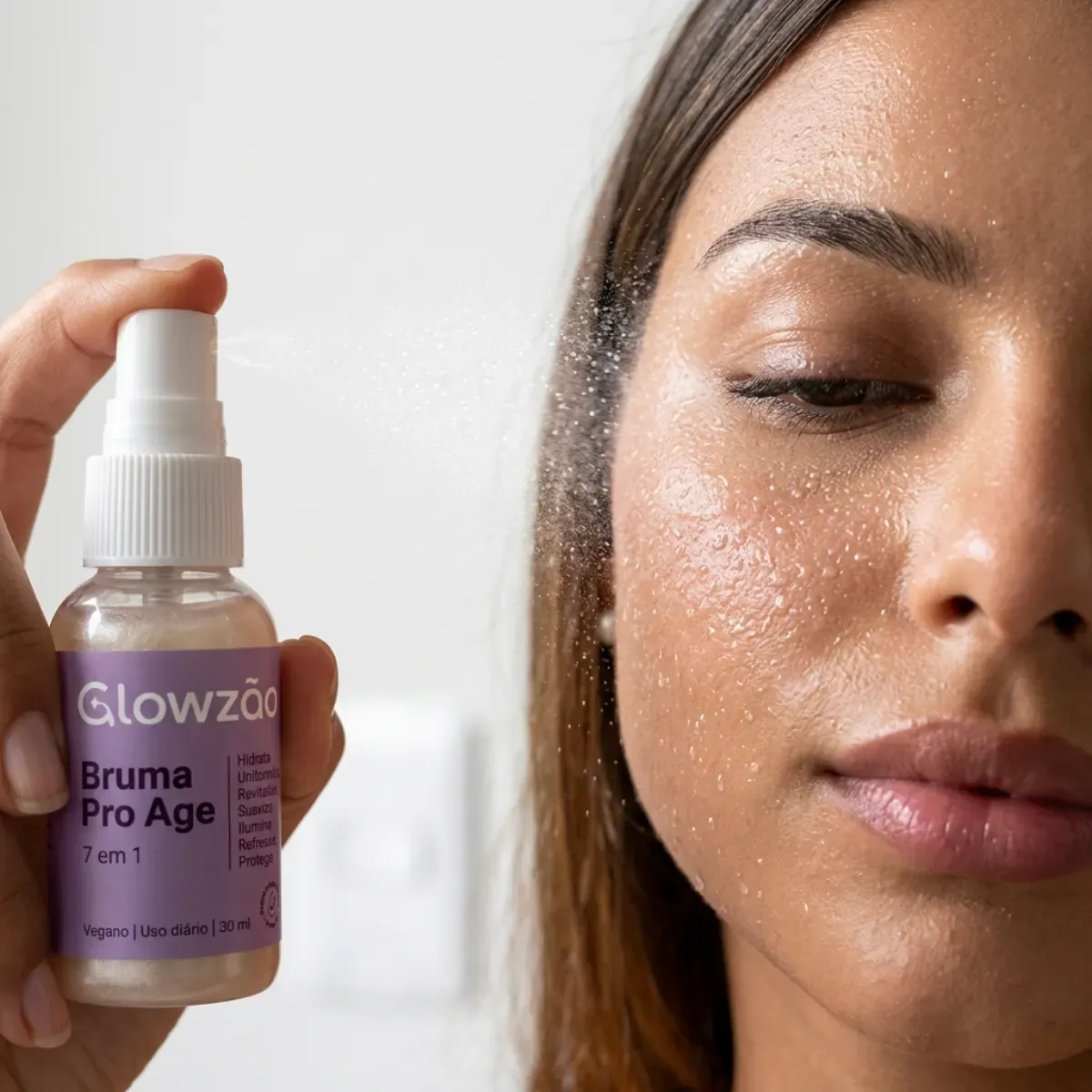 Modelo aplicando a Bruma Glowzão Pro Age no rosto